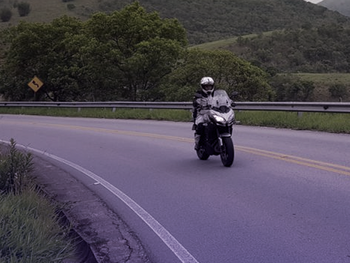 Motociclista, como conduzir a moto com segurança.